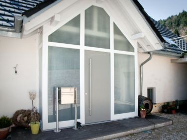Schreinerei Ackermann Philipp Vesenmeier GmbH in Schopfheim - Haustür Holz Dachschräge